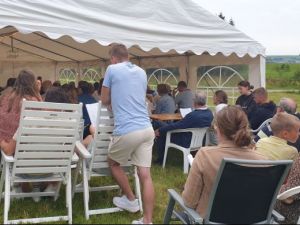 UA240802 kerkdienst en singinn 01.jpg